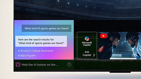 LG OLED TV-scherm dat laat zien hoe AI Search werkt. Er is een klein chatvenster geopend waarin te zien is hoe de gebruiker vroeg welke sportgames beschikbaar zijn. AI Search reageerde via chat en door miniaturen van verschillende beschikbare content te tonen. Er is ook een prompt om Microsoft Copilot te vragen.
