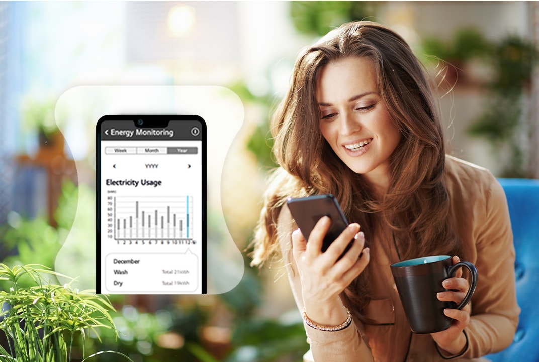 Een vrouw glimlacht terwijl ze naar haar smartphone kijkt in een ruimte vol planten. Links is een close-up te zien van de LG ThinQ™-app met het scherm Suivi de la consommation d’énergie.