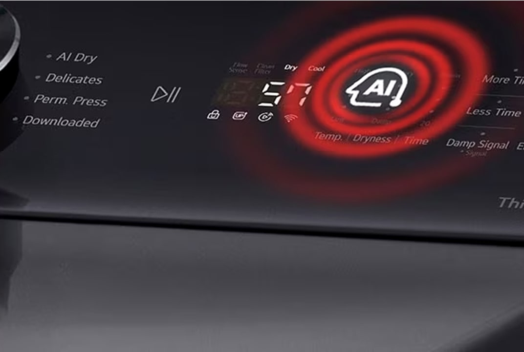 Close-up van het bedieningspaneel van een droger waarop de AI Dry-modus wordt weergegeven met een rood gloeiend AI-symbool en het getal 57 op het display.