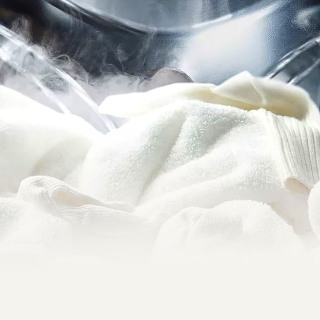 Witte stoffen worden gewassen in de trommel van een LG-Lave-linge met zichtbaar stoom, wat een hygiënische wasomgeving benadrukt.