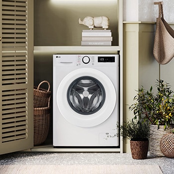 De witte LG 9kg wasmachine F4DR3096N3W met zijn strakke design, netjes geïnstalleerd onder het aanrecht van een moderne wasruimte.