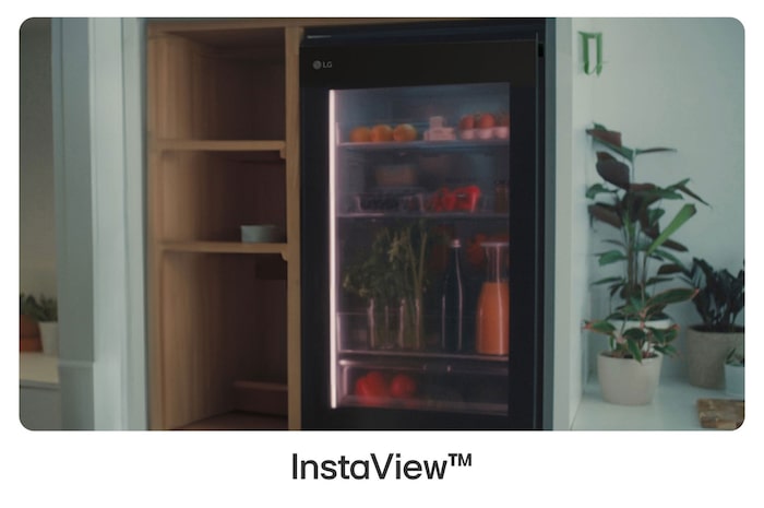 LG InstaView Koel-vriescombinatie GBG5160CEV in Essence Black Steel, toont verlichte binnenzijde door het glazen paneel, wat energiebesparing bevordert.