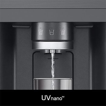 LG French Door Koelkast GMG960EVEE met **UVnano™** technologie: close-up van de verlichte waterdispenser tuit, die automatisch wordt gereinigd om bacteriën te verminderen.