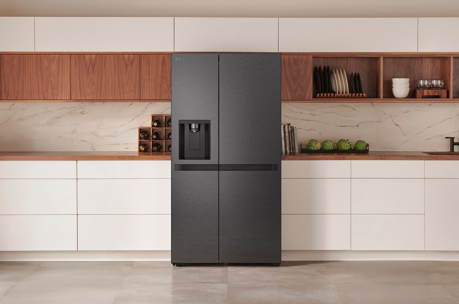 LG Side-by-Side Koelkast GSLC41EPPE in een matzwarte stalen afwerking, naadloos geïntegreerd in een moderne keuken met witte en houten kasten en een waterdispenser.
