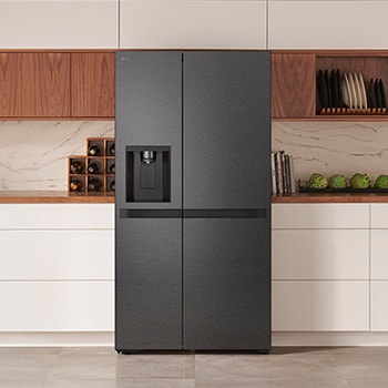 LG Side-by-Side Koelkast GSLC41EPPE in een matzwarte stalen afwerking, naadloos geïntegreerd in een moderne keuken met witte en houten kasten en een waterdispenser.