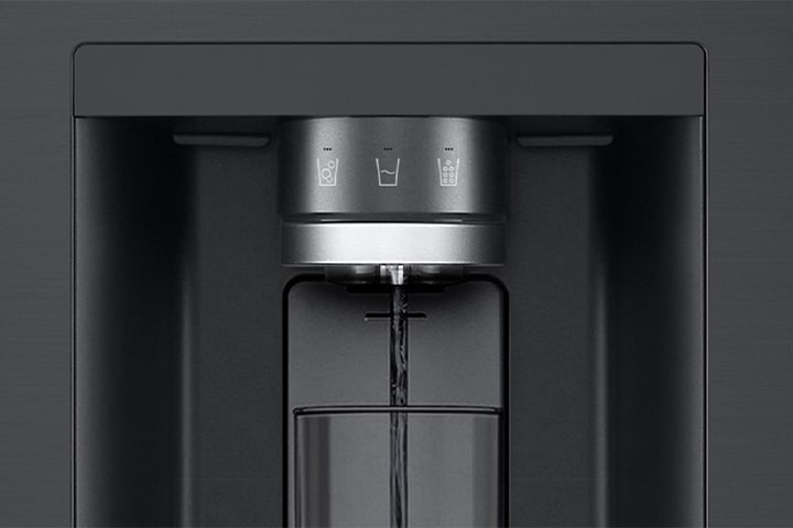 Video toont UVnano-dispenser: zoom op druppels die bacteriën verminderen, dan water in glas gegoten.