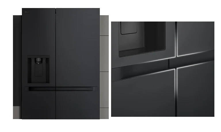 Le réfrigérateur est installé dans une cuisine noire et luxueuse qui souligne l’élégance de son design.