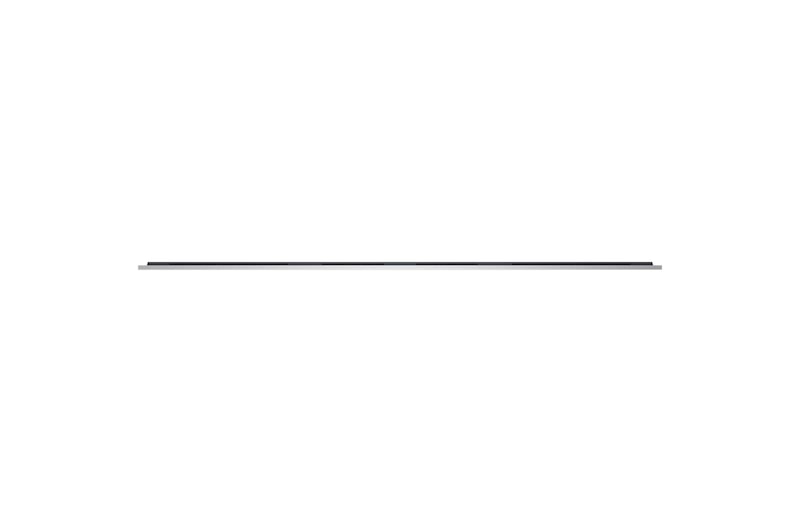 Woonkamerruimte met een aan de muur gemonteerde LG OLED TV. Op de tv is een bergketen te zien tegen een donkere avondhemel vol sterren. Deze scène is in tweeën gedeeld. De ene kant toont een saaiere, grijzere versie van het landschapsgelabelde Non Perfect Black-display. Aan de andere kant is het beeld aangenamer met een groter dynamisch bereik van zwart-wittinten. Dit is gelabeld met Perfect Black-display. Ook logocertificering is zichtbaar, Perfect Black Technology levert zwartniveaus kleiner dan of gelijk aan 0,24 nit tot 500 lux.