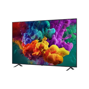 Le téléviseur LG QNED evo AI QNED85 Mini LED Ultra Big est fixé au mur dans un salon, affichant une célébration de victoire sportive avec des couleurs éclatantes et une qualité d’image raffinée sur un grand écran, tandis qu’une famille assise sur des canapés applaudit ensemble.