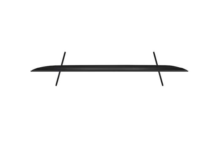 LG TV-scherm met een AI Magic Remote op de voorgrond. De AI-knop is gemarkeerd en een tekstballon toont tekst, stel een film voor die ik leuk vind. Op het scherm zien we het gebruikerspictogram E, dat aangeeft hoe AI Voice ID in staat was om te identificeren welke gebruiker het was en gepersonaliseerde aanbevelingen te geven op basis van alleen hun stem. 