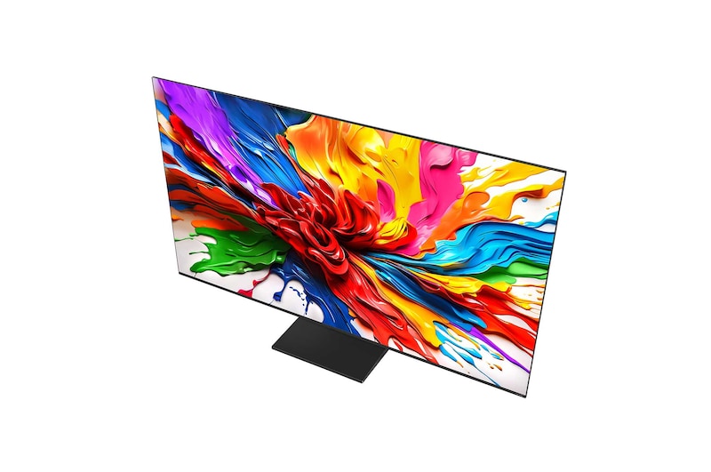 Een gezin zit op een bank met uitzicht op een LG QNED TV boven een TV-meubel en een klein meisje wijst naar een scherm waarop twee dolfijnen te zien zijn. De titel beschrijft hoe je kunt genieten van een hoge resolutie op een groot scherm.