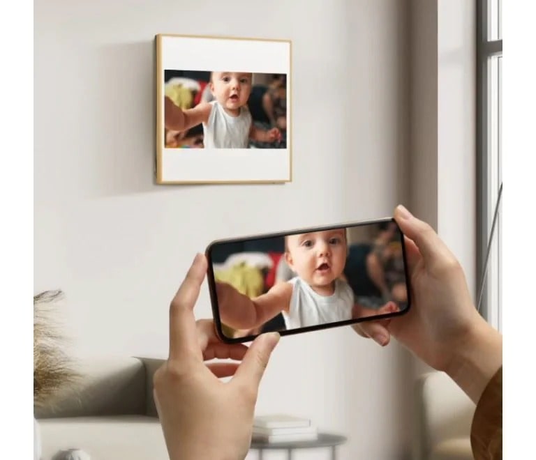 Personaliseer je muur door je favoriete foto's vanaf je telefoon te verzenden om een dierbare fotogalerij te creëren.