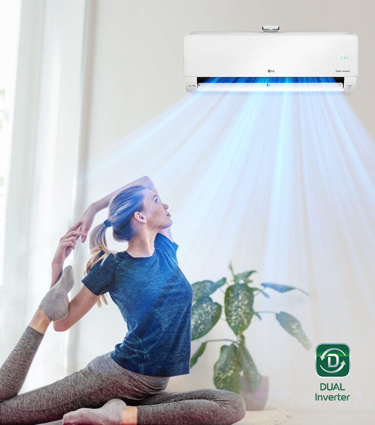 Een vrouw strekt zich uit op de vloer. Op de achtergrond is de airconditioner en blauwe lucht stroomt over de vrouw en de kamer. Het DUAL Inverter-logo staat in de rechter benedenhoek.