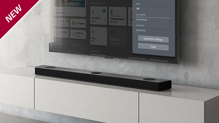 Een LG TV opgehangen aan de muur, met het instelscherm van de soundbar. Hieronder is de LG Soundbar S95QR op de plank geplaatst. In de linkerbovenhoek staat NEW mark.