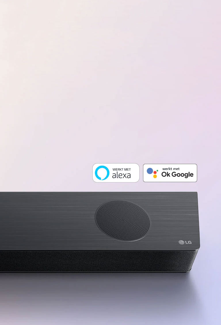 LG soundbar is op de grond geplaatst, met het LG logo rechts in de hoek van de soundbar. Alexa-logo en OK GOOGLE-logo's zijn op de soundbar geplaatst.