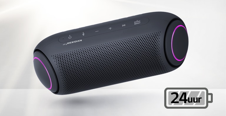LG XBOOM Go kantelt naar links en zweeft in de lucht. De wooferverlichting is magenta.