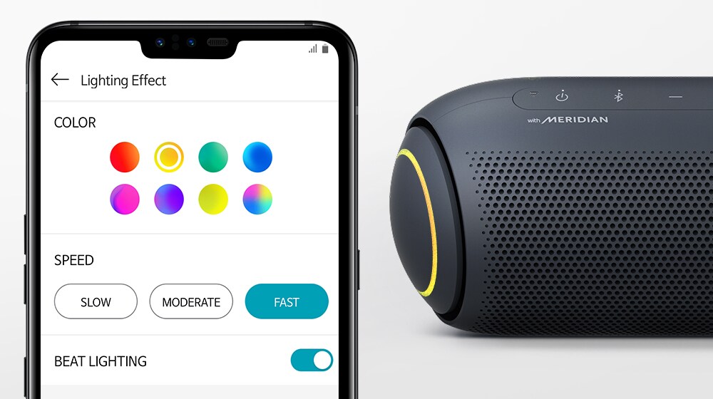 Tegen een witte achtergrond is er een smartphone met een app die de verlichting aanstuurt en een XBOOM Go met gele verlichting.
