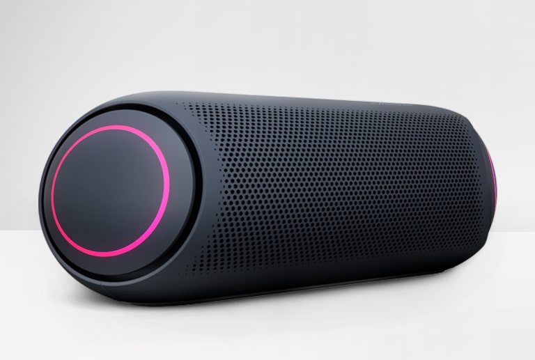 Op een witte achtergrond wordt het linkeraanzicht van de LG XBOOM Go PL7 getoond met magenta verlichting.
