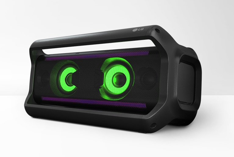Op een witte achtergrond wordt het linkeraanzicht van de LG XBOOM Go PK3 getoond met groene verlichting.