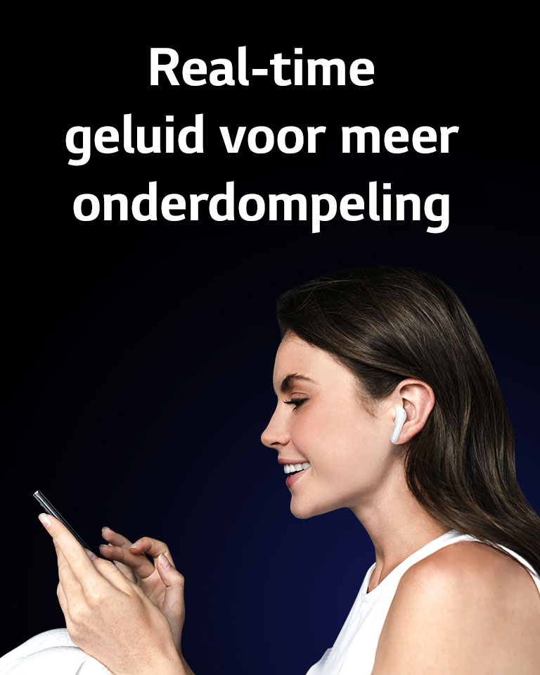 Een vrouw gebruikt de telefoon en luistert tegelijkertijd via TONE Free.