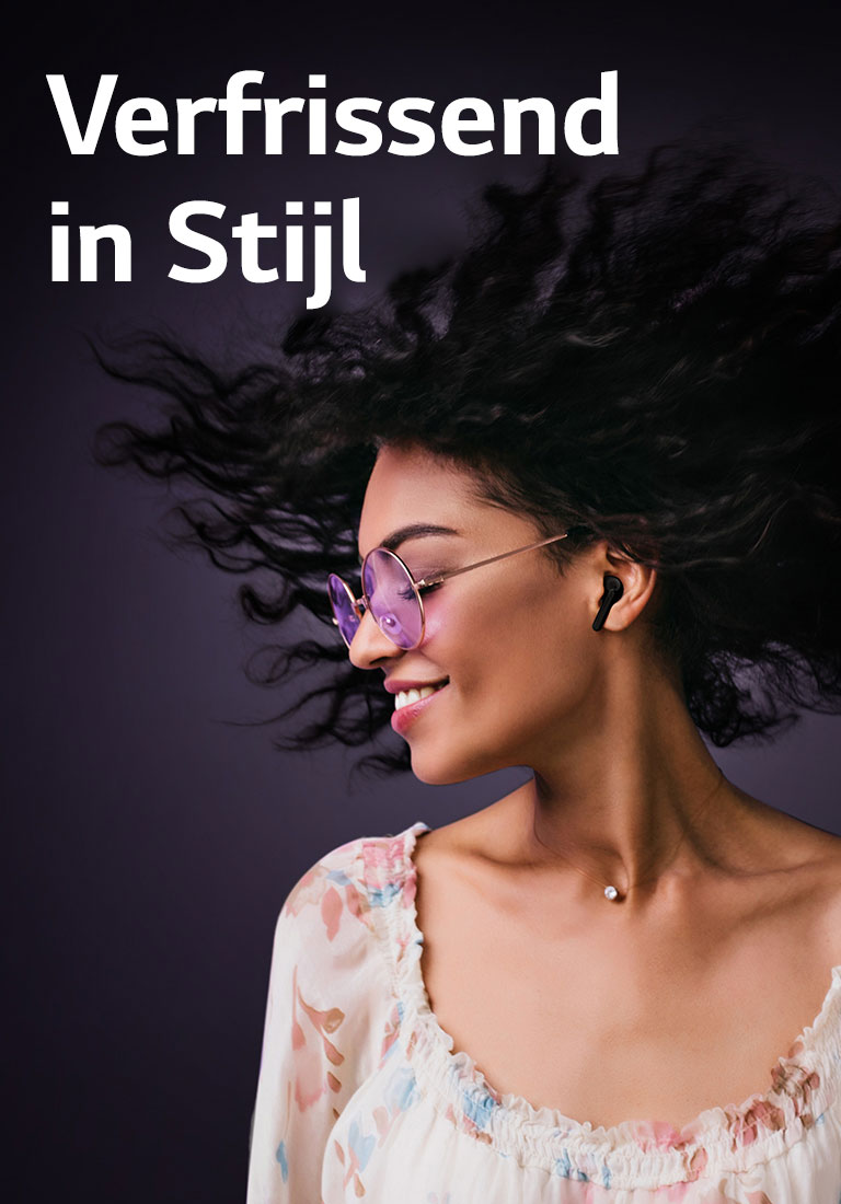 Een vrouw lacht terwijl ze naar muziek luistert met TONE Free.