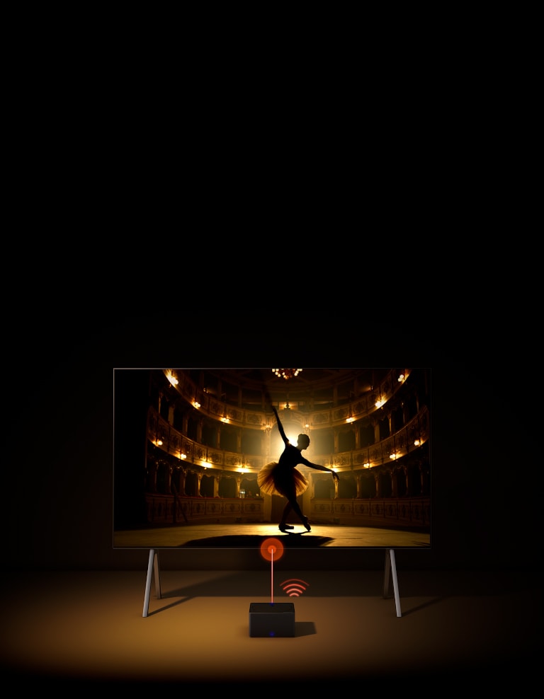Een bovenaanzicht van een LG OLED TV op een vloerstandaard en de Zero Connect Box. Een rood connectiviteitslogo en signaal verschijnen boven de box, die deze met de tv verbinden. De tv gaat aan, de weergave gaat naar het vooraanzicht, waar een ballerina is te zien die een solo danst op het podium.