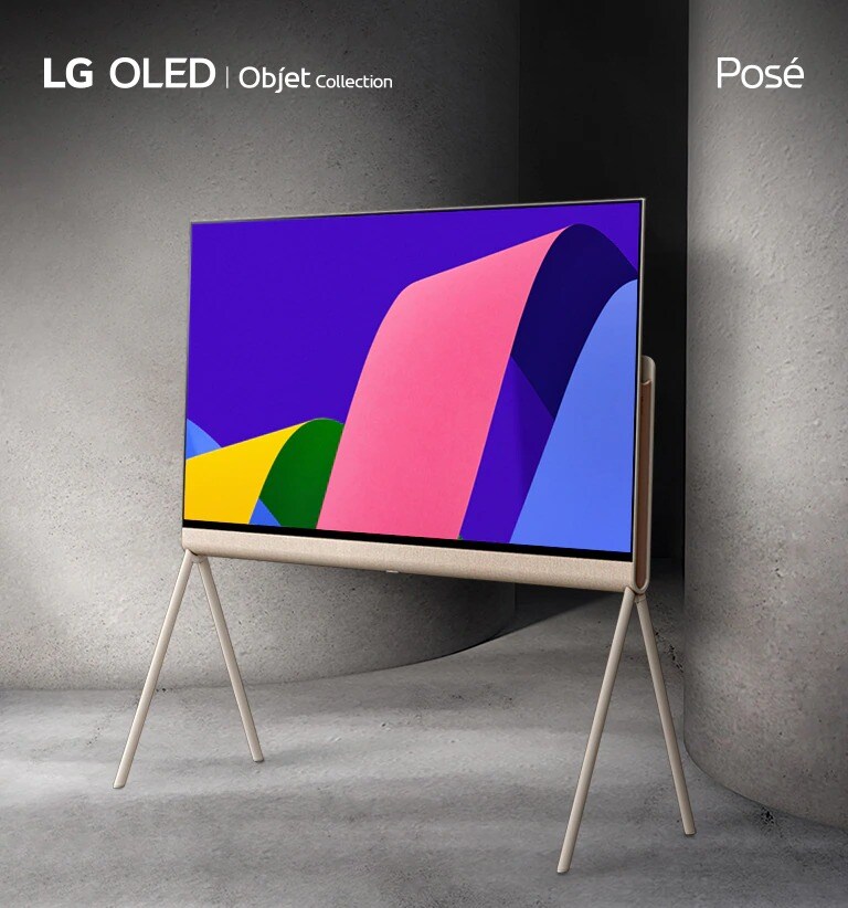 Posé vu de derrière. La caméra effectue un zoom avant pendant que le Posé tourne vers la gauche, ralentissant pour un gros plan du sur le côté et le logo LG Objet. Posé se termine son mouvement à un angle de 45 degrés vers la gauche avec des illustrations abstraites colorées à l’écran et vient se placer entre deux grandes colonnes grises.