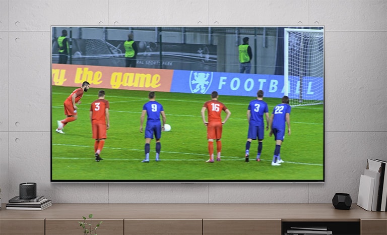 Een tv-scherm waarop football-spelers te zien zijn (speel de video af).