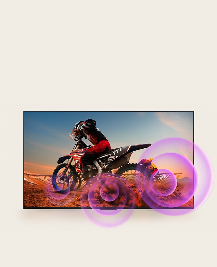 LG QNED TV laat een man op een motor zien, met paarse abstracte cirkels die uit zijn wiel komen, als visuele representatie van het geluid dat wordt gemaakt.