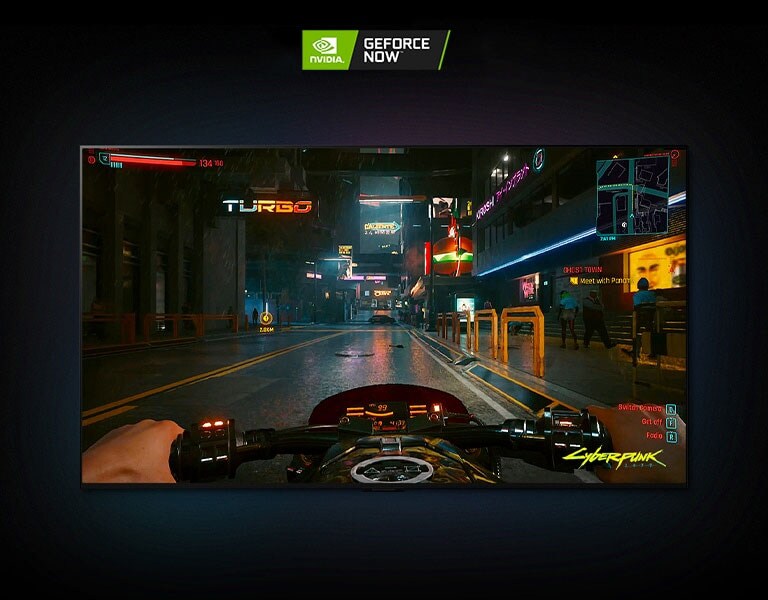 In een scène uit Cyberpunk 2077 die op een LG OLED-scherm getoond wordt, rijdt de speler op een motor door een met neon verlichte straat.