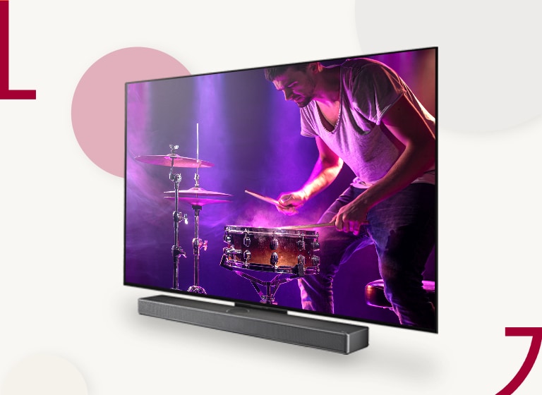 Een afbeelding van de LG OLED C3 en de soundbar tegen een crèmekleurige achtergrond met gekleurde cirkels. Op het scherm is een man te zien die drumt.