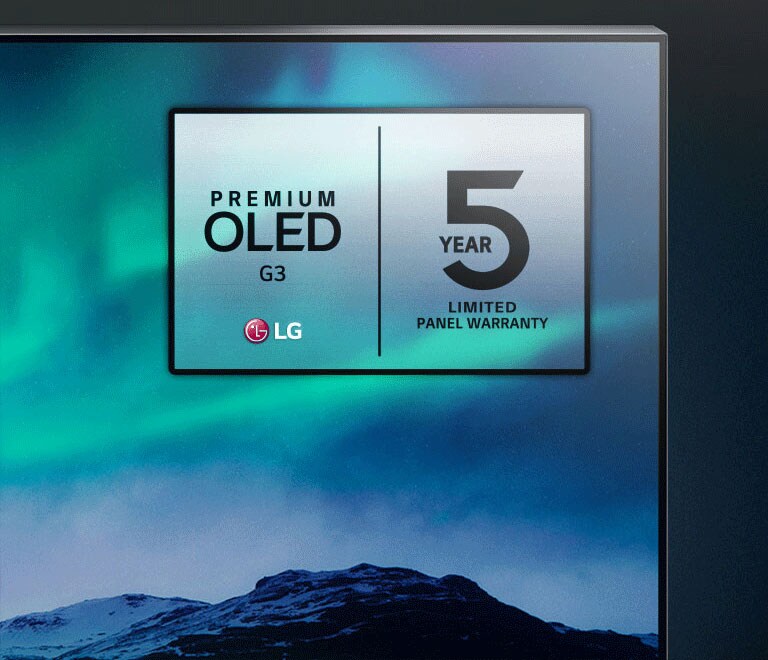 Een beeld van het Noorderlicht wordt weergegeven op een LG OLED TV. De bovenste hoek van de tv wordt getoond tegen een zwarte achtergrond, waar een hemelachtige gradatie zich voortzet. Het logo van de 5-jarige paneelgarantie wordt ook op het tv-scherm weergegeven.