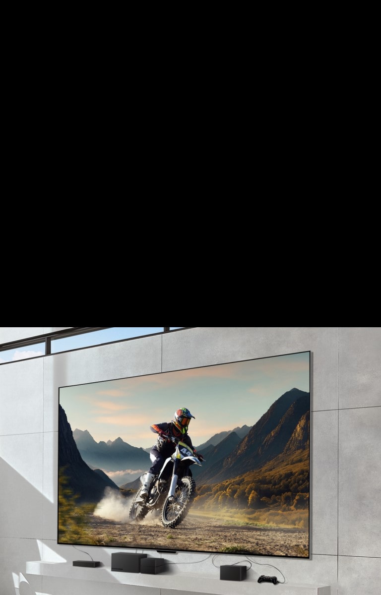 LG SIGNATURE OLED M4 gemonteerd op een muur met een man op een motorfiets op een zandpad in beeld en apparaten verbonden met rommelige kabels eronder. De apparaten verdwijnen uit beeld en het beeld zoomt uit naar een heldere, moderne woonkamer met een Zero Connect Box op een tafel met apparaten er netjes onder georganiseerd. Het beeld wordt iets donkerder en benadrukt de Zero Connect Box en apparaten. Er verschijnt een rood wifisignaal, een rode straal gaat naar de tv en rode cirkels worden uitgestoten.