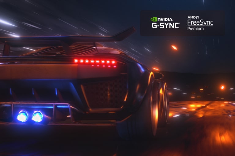 Een wazig beeld van een auto die hard rijdt in een racegame. Het beeld wordt verfijnd, wat resulteert in soepele en duidelijk zichtbare actie. NVIDIA G-SYNC-logo en FreeSync Premium-logo in de hoek rechtsboven.