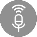 Een vrouw zit bij een raam en geeft een spraakopdracht aan de AI‑speaker, die verbinding maakt met de wasmachine.