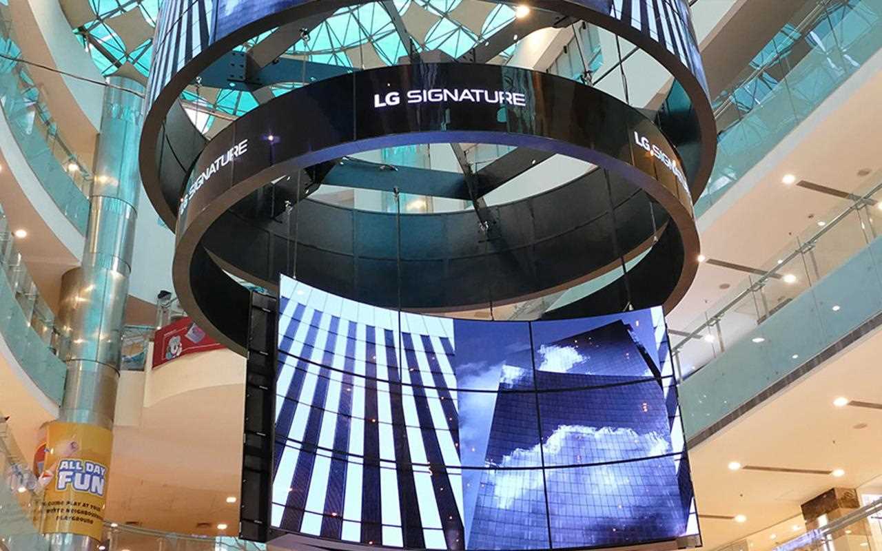 It's not just a huge decoration - it's an advertising display! LG has been able to help shopping centres around the world create stunning campaigns with their displays | More at LG MAGAZINE