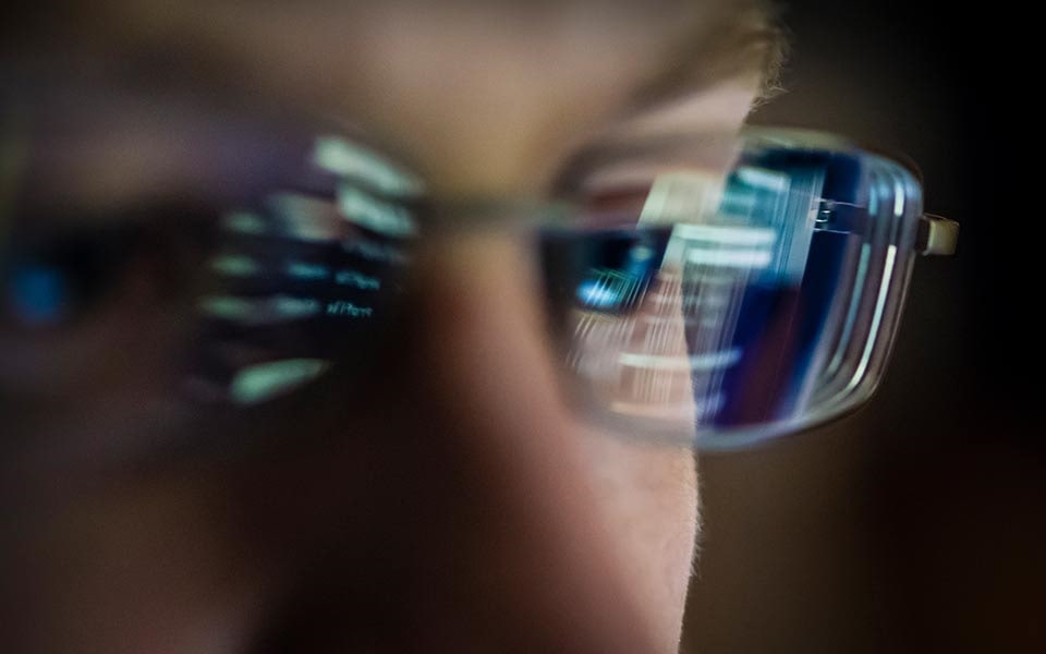 Een bril met blauw licht helpt vermoeide ogen voorkomen