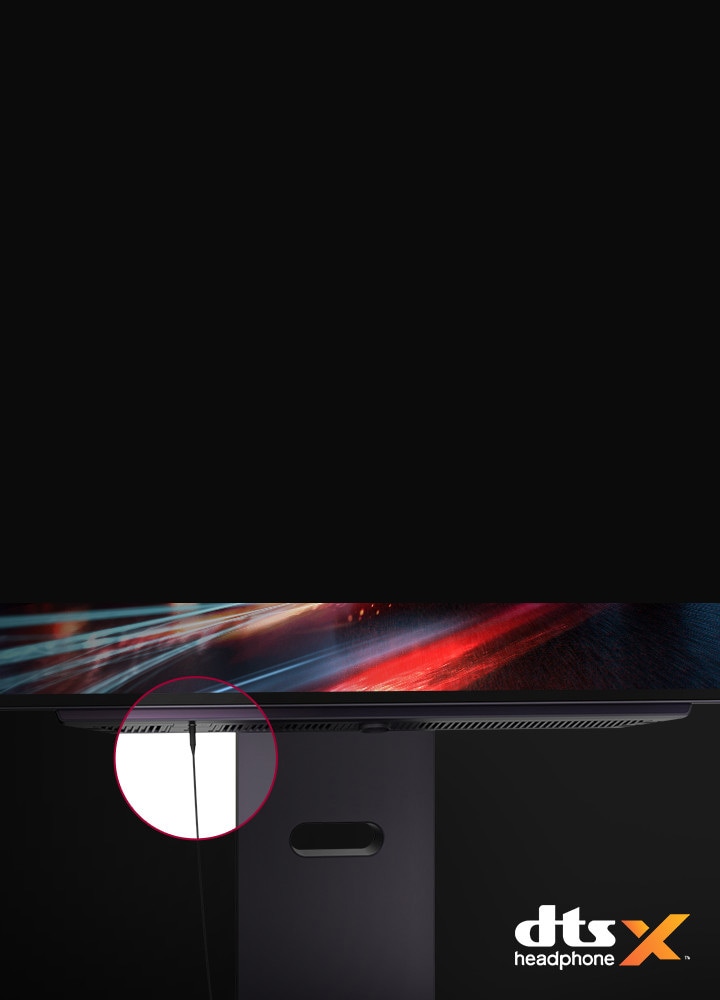 Close-up van een monitorstandaard met een aangesloten hoofdtelefoonkabel en het DTS Headphone X-logo.