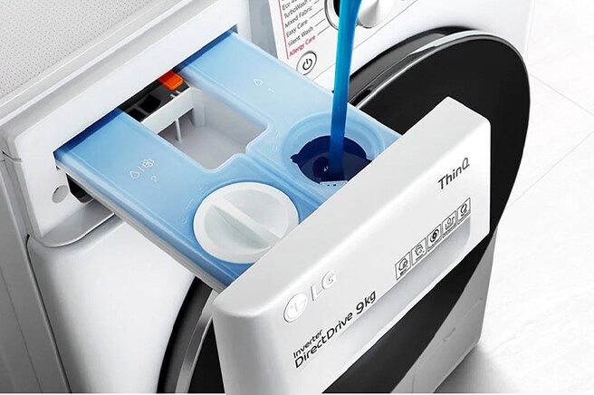 Dit is een afbeelding van het toevoegen van wasmiddel aan een wasmachine.	