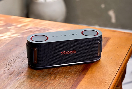 Caixa de som LG XBOOM sobre a mesa.