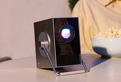 O CineBeam está colocado sobre a mesa.	