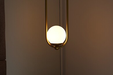 Luminária de parede quente para imersão cinematográfica.