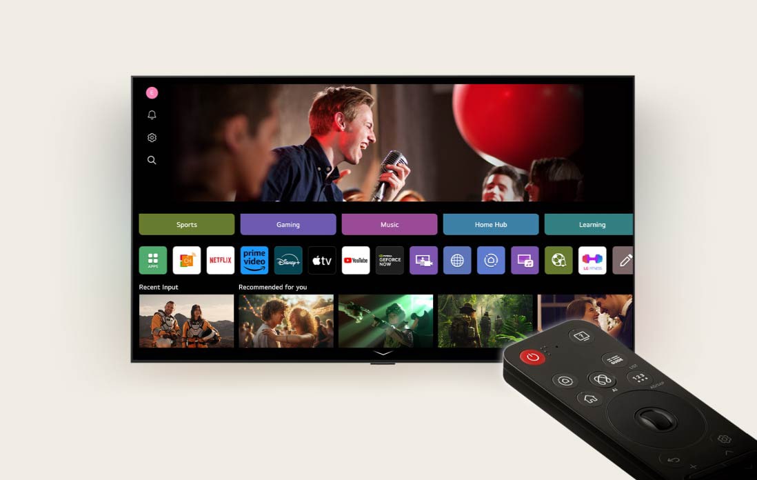 Uma família de quatro pessoas está reunida em torno de uma LG AI TV. Um círculo aparece ao redor da pessoa que está segurando o controle remoto, mostrando seu nome. Isso demonstra como o AI Voice ID reconhece a assinatura de voz de cada usuário. A interface do webOS mostra como a IA alterna automaticamente a conta e recomenda conteúdos personalizados.