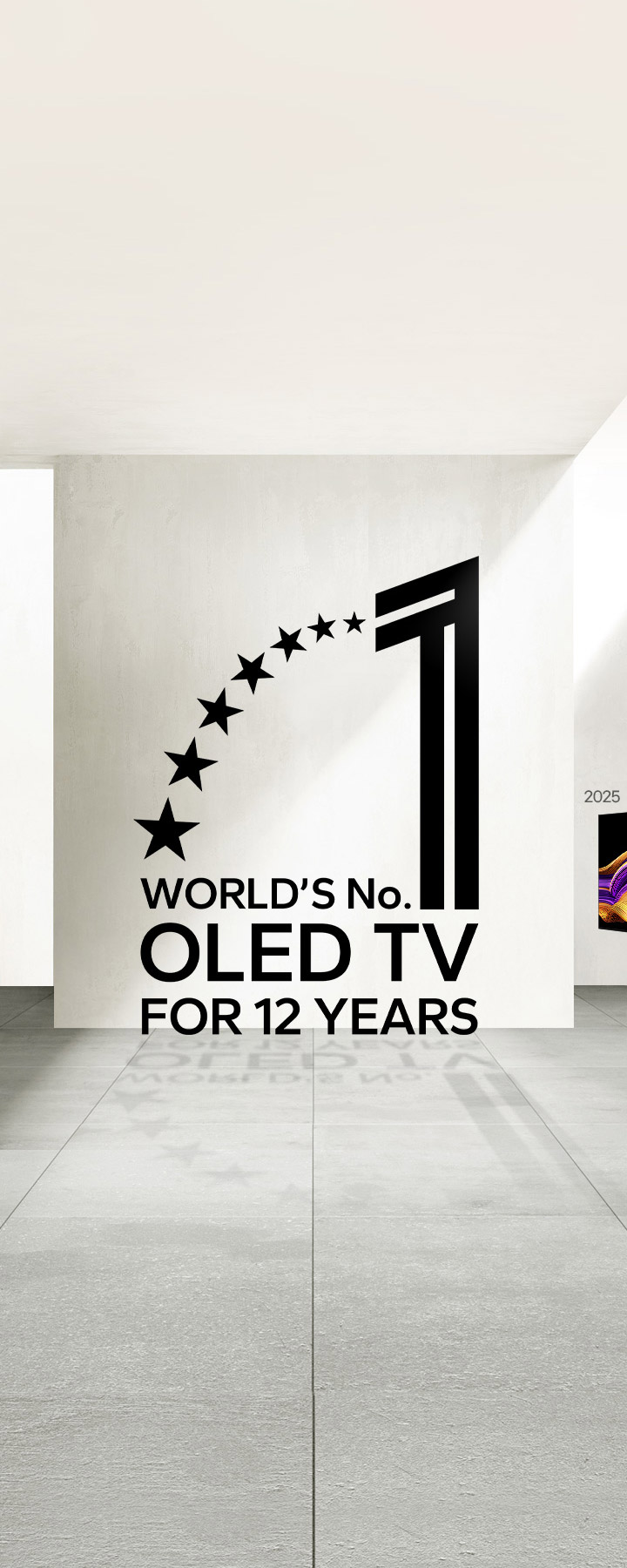 Emblema "OLED TV número 1 do mundo há 12 anos". O fundo parece um espaço de exposição. Ao longe, é possível ver uma LG OLED TV. 
