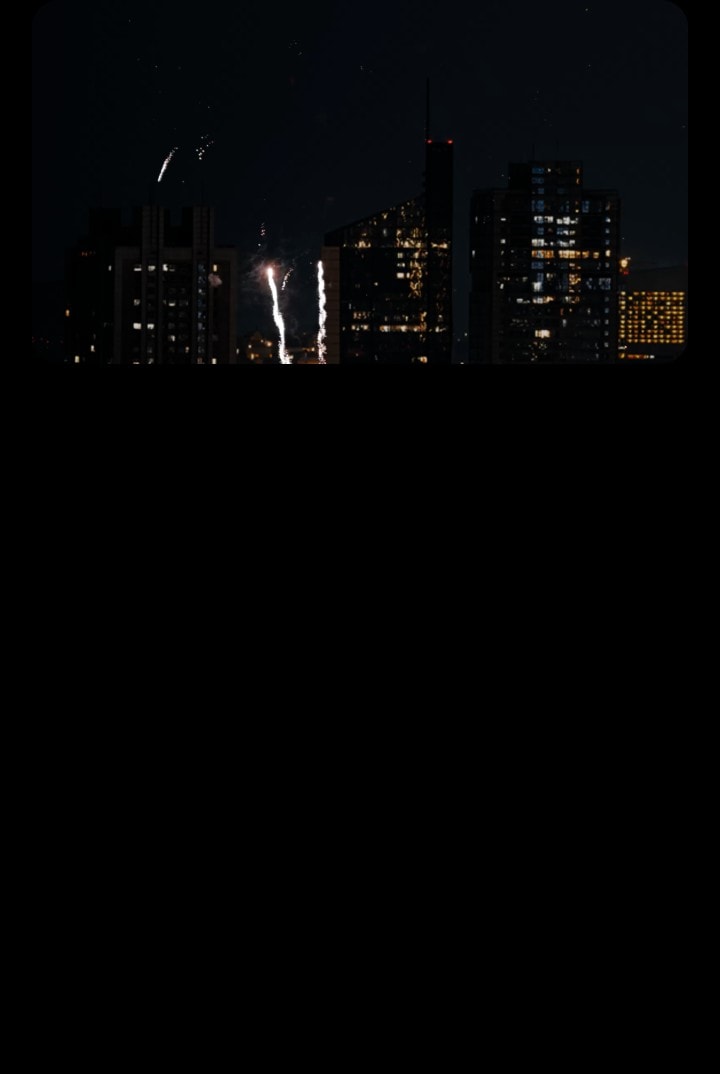 Diferentes cenas mostrando visuais surreais quando a LG Signature OLED T está no modo transparente. Uma paisagem urbana com fogos de artifício, um pássaro pegando algo em uma pequena árvore e peixes em um enorme aquário. Devido à tela da LG Signature OLED T, as cenas parecem se misturar com o fundo real.