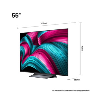 Sala de estar com uma LG OLED TV montada na parede. A TV exibe uma cadeia de montanhas contra um céu escuro e estrelado. A cena é dividida ao meio para mostrar como a tecnologia Preto perfeito oferece níveis de preto verdadeiros, independentemente de estar claro ou escuro ao seu redor. Um lado da cena mostra uma versão mais opaca e acinzentada da paisagem, a tela denominada Preto imperfeito. Do outro lado, há uma imagem mais agradável, com uma faixa dinâmica maior de pretos e brancos. Esta é a tela denominada Preto perfeito. O logotipo de certificação também é visível: a tecnologia Preto perfeito oferece níveis de preto menores ou iguais a 0,24 nit até 500 lux. Há um balão de texto ao seu lado que diz: verifique a marca de certificação Preto perfeito.