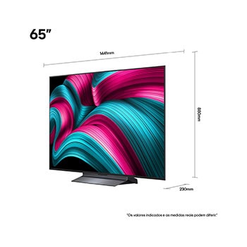 Sala de estar com uma LG OLED TV montada na parede. A TV exibe uma cadeia de montanhas contra um céu escuro e estrelado. A cena é dividida ao meio para mostrar como a tecnologia Preto perfeito oferece níveis de preto verdadeiros, independentemente de estar claro ou escuro ao seu redor. Um lado da cena mostra uma versão mais opaca e acinzentada da paisagem, a tela denominada Preto imperfeito. Do outro lado, há uma imagem mais agradável, com uma faixa dinâmica maior de pretos e brancos. Esta é a tela denominada Preto perfeito. O logotipo de certificação também é visível: a tecnologia Preto perfeito oferece níveis de preto menores ou iguais a 0,24 nit até 500 lux. Há um balão de texto ao seu lado que diz: verifique a marca de certificação Preto perfeito.