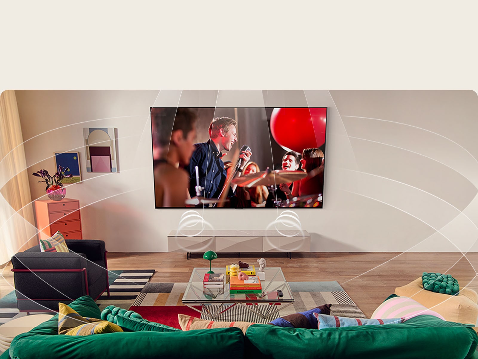 Sala de estar com uma LG TV montada na parede. Ondas sonoras são representadas graficamente preenchendo o espaço, mostrando como os 9.1.2 canais virtuais criam uma experiência de áudio surround para o usuário. 