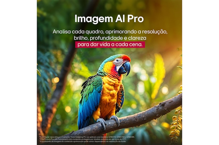A tela de uma LG TV com um AI Magic Remote em primeiro plano. O botão AI está destacado, e um balão de fala mostra o texto: “Sugira um filme de que eu goste”. Na tela, vemos o ícone do usuário E, indicando como o AI Voice ID foi capaz de identificar qual era o usuário e fornecer recomendações personalizadas com base apenas na sua voz.