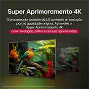 Comparação antes e depois de como o LG 4K Super Upscaling melhora a qualidade da imagem. Dois painéis mostrando a mesma imagem de um pássaro colorido pousado em um galho em uma floresta; o painel da direita está desbotado. O título fala sobre como o 4K Super Upscaling melhora a resolução, o brilho e a nitidez. 